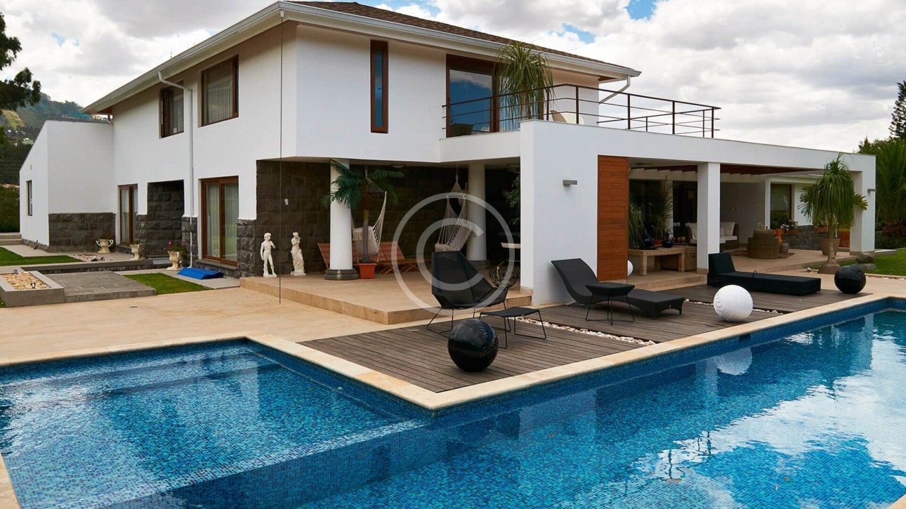 Villa with Swimming Pool